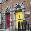 Ирландские красочные двери знамениты  прежде вего по причине анекдотичной истории своего происхождения.