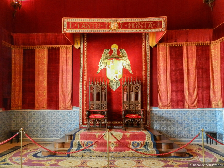 Тронный зал. Здесь сохранилось оформление в мавританском стиле, на троне  надпись «танто монта» - девиз королей Испании.