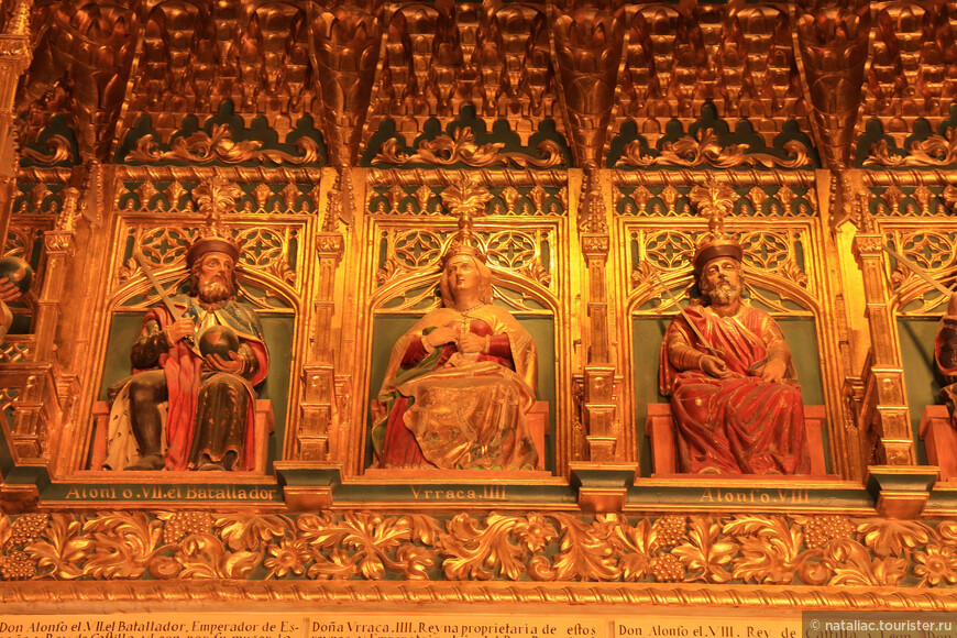 В главном зале замка- Королевском, проходили все самые важные мероприятия. По всему периметру под потолком зал украшен изображениями 52 королей Испании.
