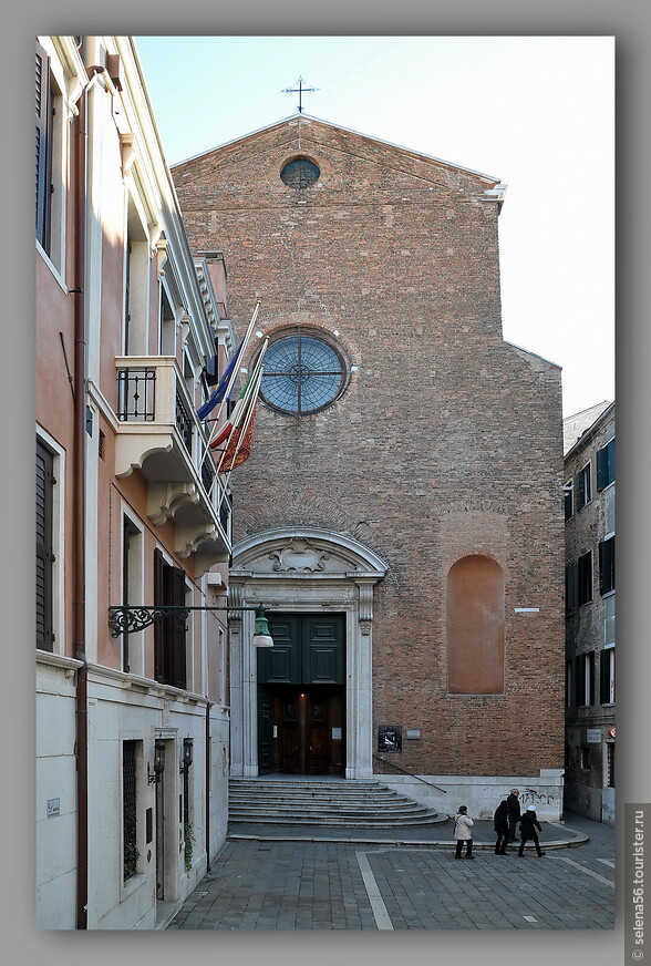 Слева -   вход в здание отеля. Прямо - вход в базилику Санта-Мария де Фава.