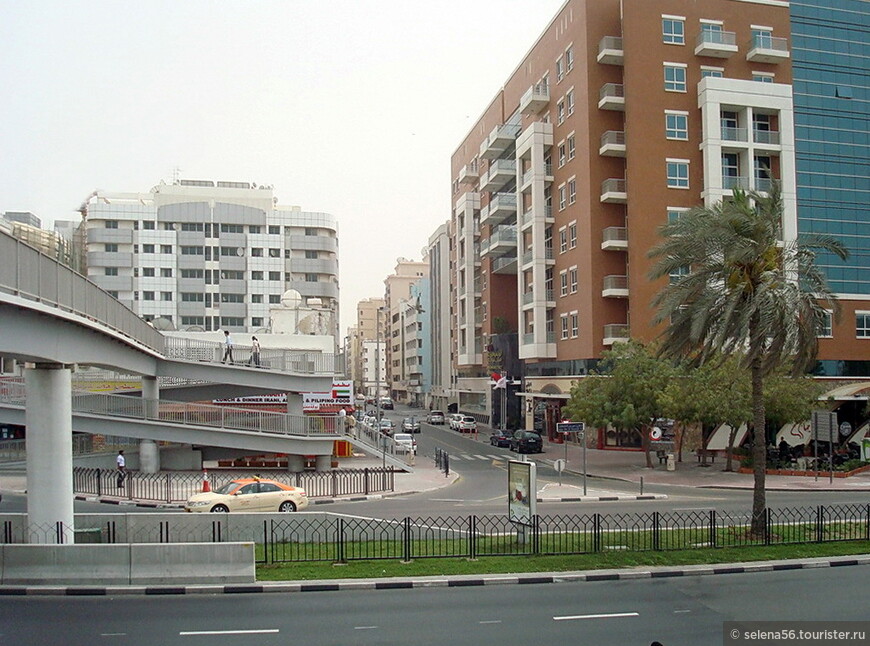 Вид на  наш район и  пешеходный мост через дорогу  у станции метро. Отель располагался за серым многоэтажным зданием( на фото слева за мостом).