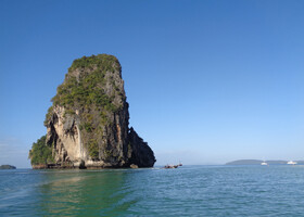 Особенностью пляжа Пханг Нга, что напротив него стоит в море эта скала