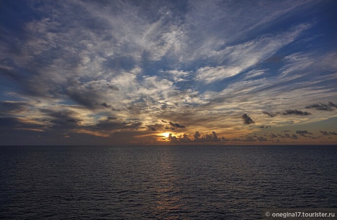Солнце Сен-Мартена вздохнуло, взгрустнуло, блеснуло напоследок и исчезло в теплых водах Карибского моря...