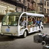Тур по Warner Brothers проходит на мини-автобусах с профессиональным гидом киностудии