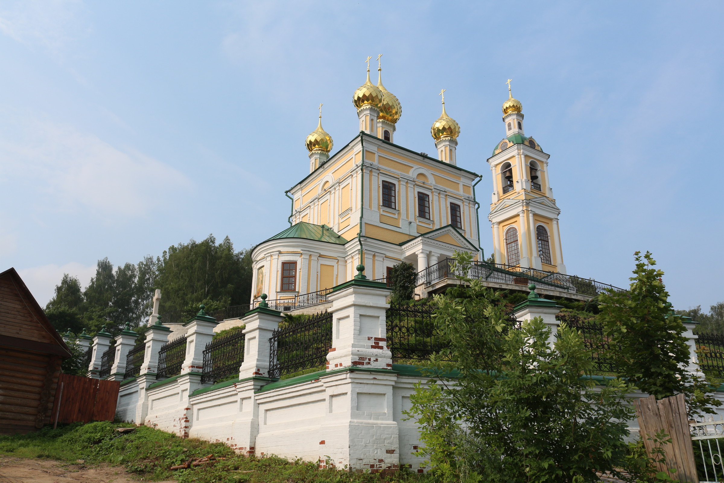 Затопленная церковь на волге