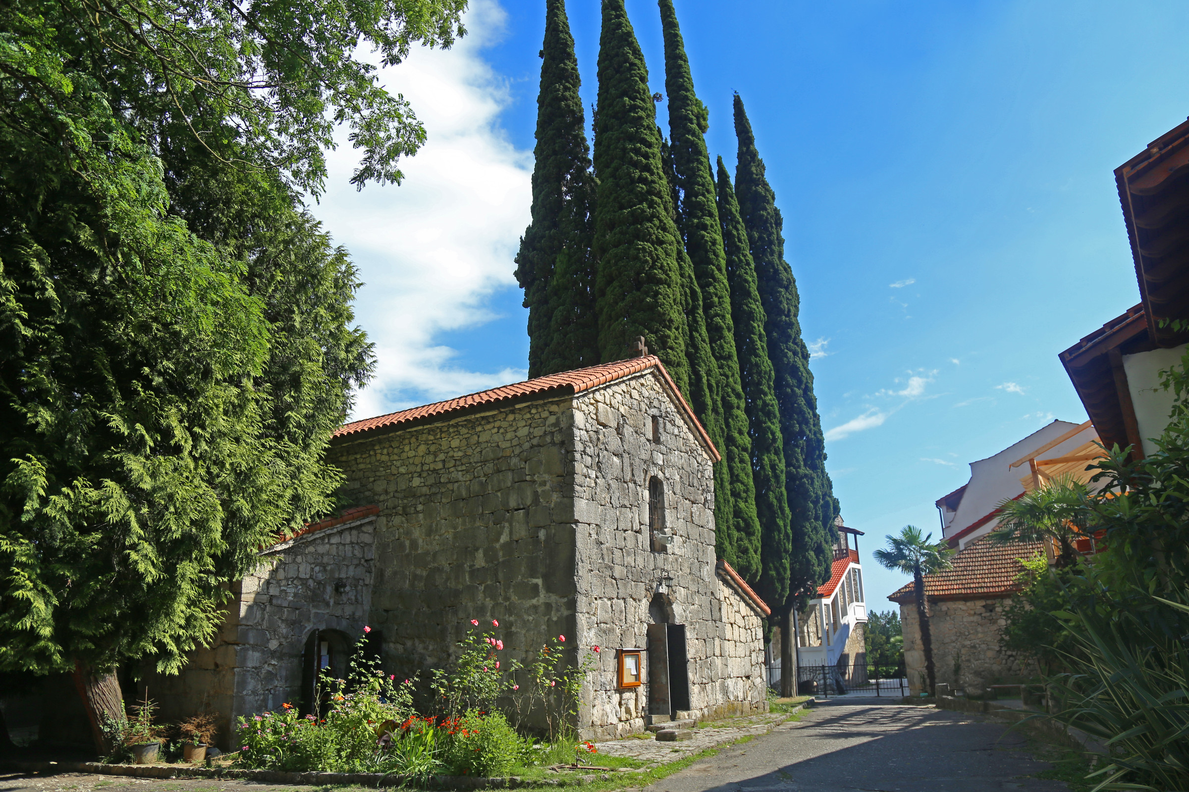 Абаата абхазия храм св ипатия. Гагры абхазия храм святого ипатия. Крепость абаата абхазия. Церковь абаата. Церковь абаата в гаграх.