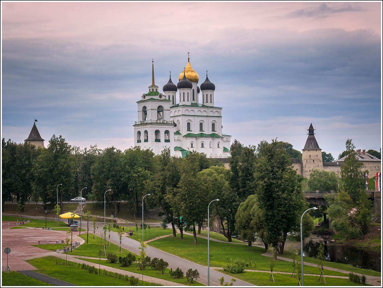 Троицкий кафедральный собор, Псков. Отели рядом, фото, видео, как ...