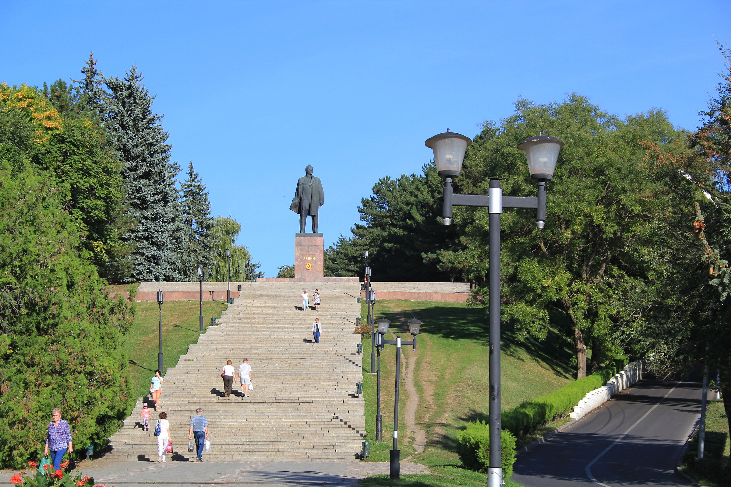 Пятигорск пригород. Площадь Ленина Пятигорск. Площадь Ленина Пятигорска Пятигорска. Сквер площадь Ленина Пятигорск. Памятники на площади Ленина в Пятигорске.